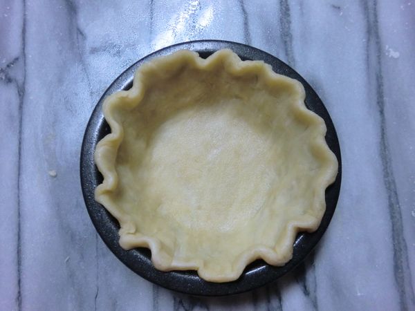 將切好的派皮輕輕舖入直徑 4 吋的迷你派盤中，操作時輕輕將派皮和派盤內部貼合，不要用力拉扯派皮，過度用力會造成烘烤時派皮回縮。把塑好的派皮放入冰箱冷藏 30 分鐘。