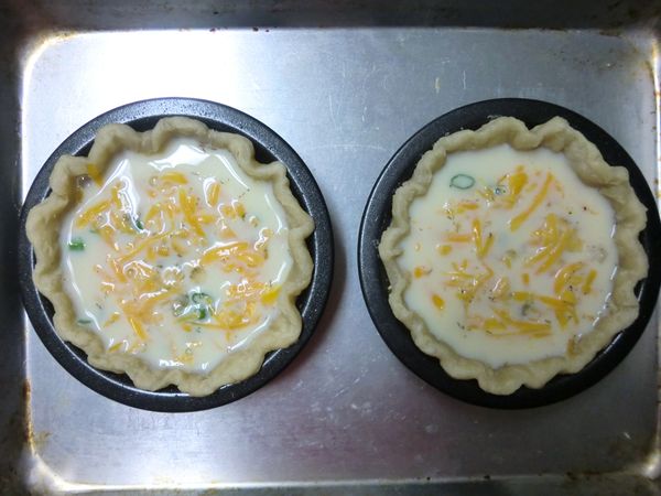 將蛋和鮮奶攪拌均勻後倒在派餡上。