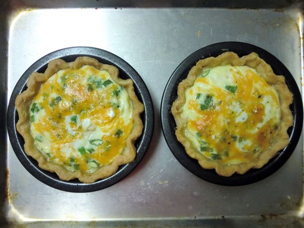 放入190ﾟC/ 375ﾟF的烤箱中再烤 20 分鐘，烤至表面凝固且呈金黃色澤即可。取出置於冷卻架上待微溫即可食用。如不立刻食用需至完全冷卻後冷藏保存。