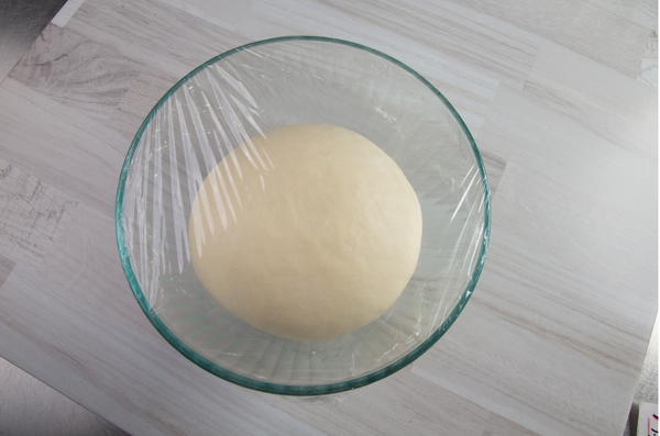 在室溫下28度C進行基本發酵，時間約60分鐘。在麵糰表面蓋上保鮮膜防止乾皮喔！(或表面噴水也可減緩乾皮)