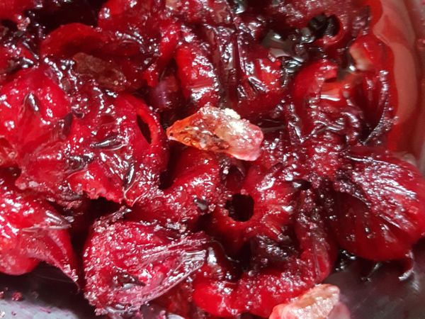 撈起後立刻將洛神花吹電風扇，讓他涼快，等洛神花涼了之後，加入細冰糖跟檸檬混好