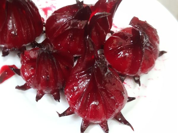 吃完花朵，罐子內的湯汁還能拿來泡茶唷