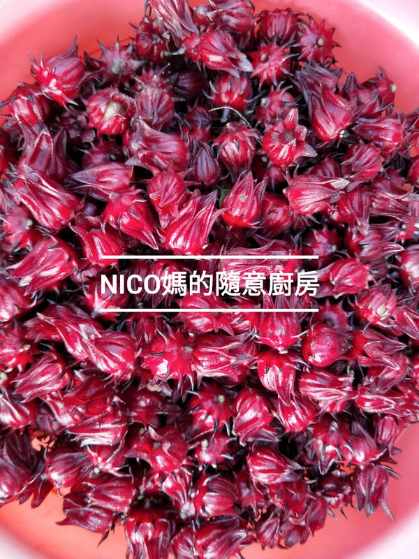 將一朵朵紅到發亮的紅寶石剪下