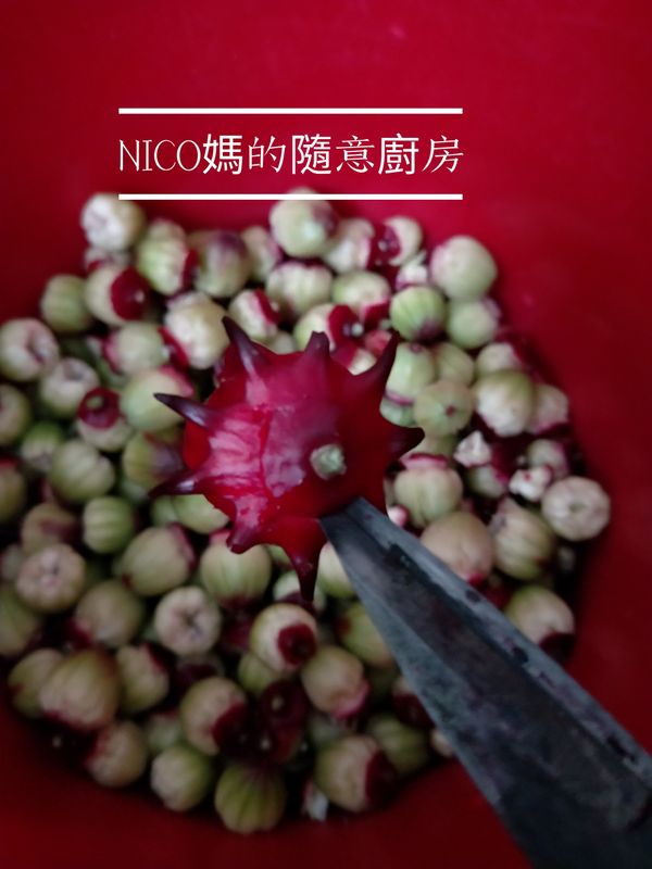 因為家裡只有剪刀所以我是用將底部剪一圈後戳出
也有人用粗吸管或麥克筆筆蓋戳子