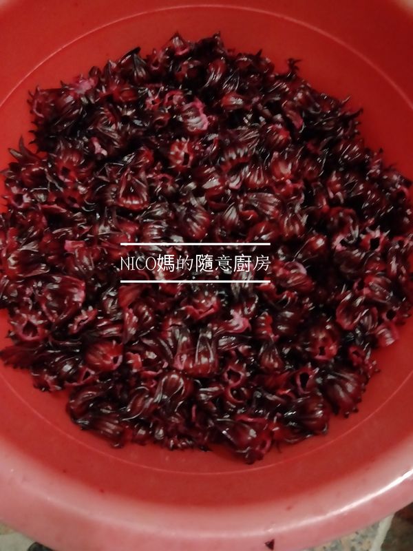 剪好後用清水在清洗2~3次！因為花顎內部很容易躲蟲子（蠱神）
沖洗後撈起加約30g（調味料小匙子約6匙）
充分抓醃放一晚至少8小時