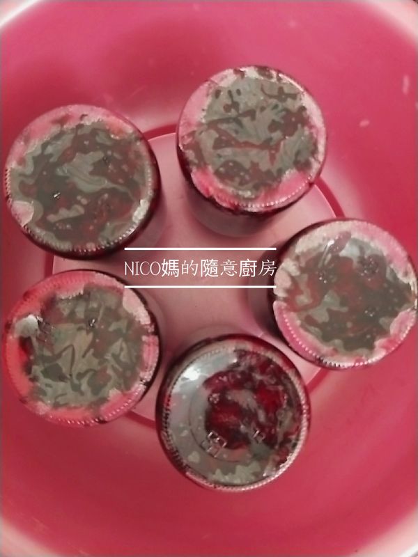 蓋子旋（關）緊！然後放常温下醃漬，每天要幫瓶子翻面讓上層也能充分吃到糖，連續動作至糖全部融化！