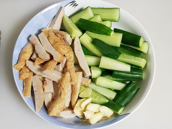 黑輪跟小黃瓜切條
蒜頭拍碎