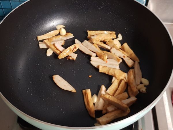 少許油
下蒜頭跟黑輪