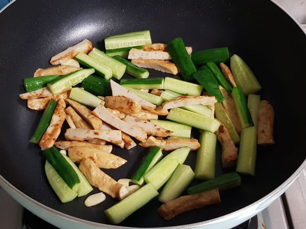 小黃瓜稍微拌炒