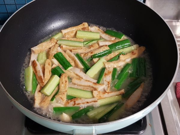 加入調味料及一些水煨煮