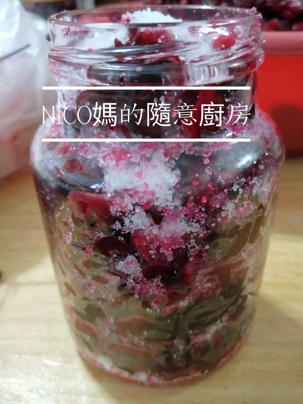 取玻璃瓶一層糖一層洛神花重複動作至瓶子滿！再裝填的時候要盡量壓實