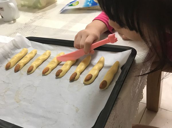 拿出麵團搓出想要的手指大小
切出紋路再放上杏仁