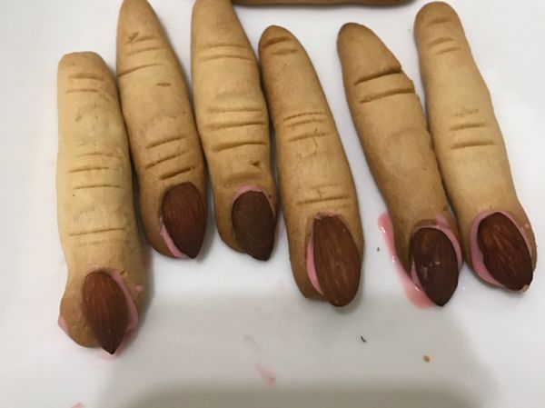 烤好後用巧克力當做餅乾和杏仁的黏著劑