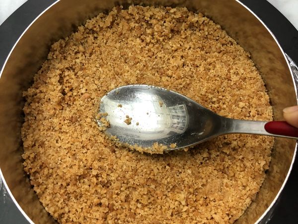 倒入完成的步驟1，用湯匙壓密實，壓得愈緊密，底部愈不容易碎開。然後放入冰箱冷藏備用。