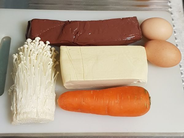 準備以上

紅蘿蔔刨絲
高麗菜切絲
豬血，豆腐切條狀
金針菇對切