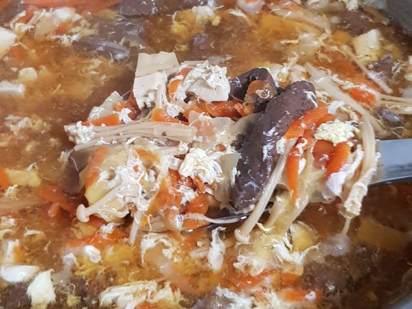 跳起後
加入胡椒及黑醋
打蛋花下去攪散
這樣就完成啦

我個人不愛勾芡
喜歡濃稠的人可以加太白粉水勾芡喔！