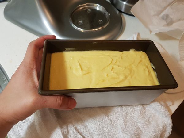 把材料倒入模後敲底部讓空氣跑出來後放入烤箱170˚C  40分鐘