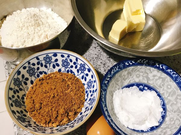 備料，奶油放室溫軟化手壓下有按痕用打蛋器打至乳霜狀，加入糖粉攪拌均勻，接著加入黑糖攪拌均勻