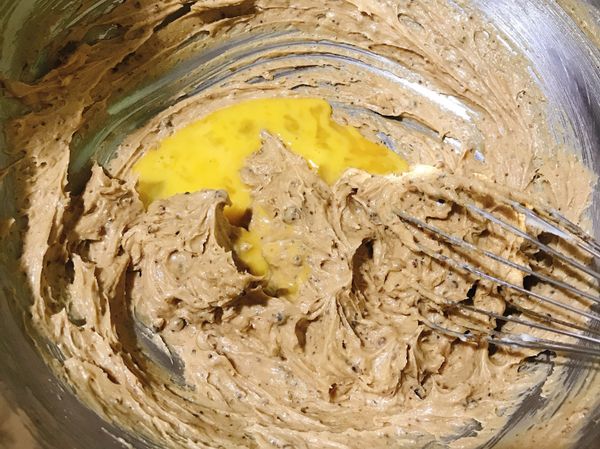 接著蛋液分3次加入攪拌均勻至全部吸收