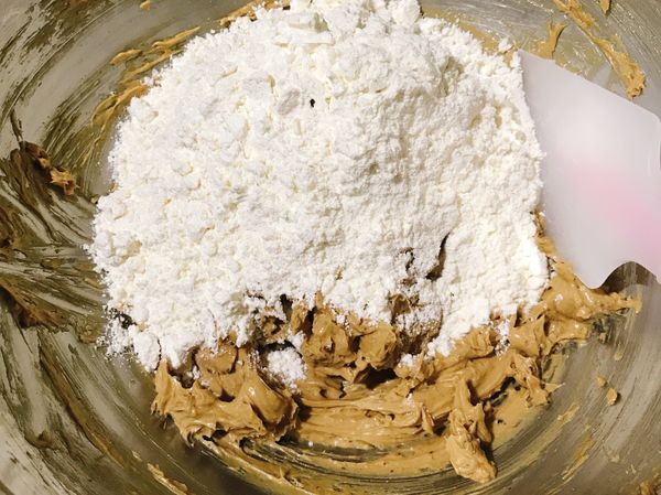 接著分2次加入過篩的低筋麵粉拌勻即完成麵團