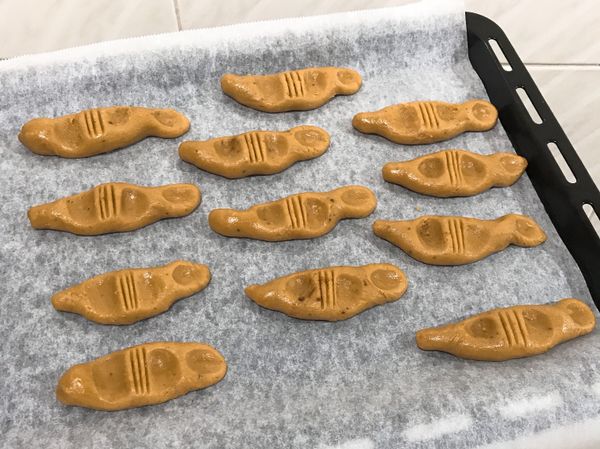 烤箱180預熱，接著麵團分成你想要的大小捏成長條狀，接著拿你的手比✌🏻從麵團中間壓下去做出關節，在指甲的部分壓出指甲的凹槽（烤完冷卻後要放上指甲），在手指中間劃出紋路，接著放入烤箱180度烤約20分鐘上色即可！（每台烤箱溫度不一樣、請依照自己的烤箱做調整喔）