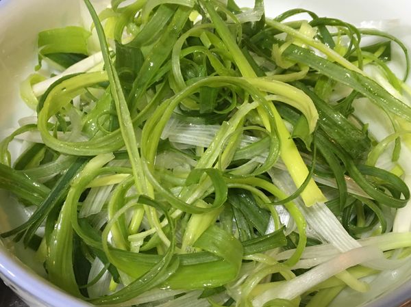 蔥洗淨切絲
很花時間的工作
請忽略蔥絲都不蔥絲了