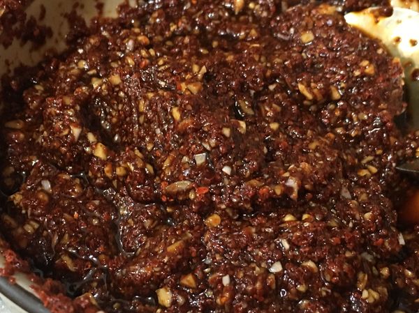 將調味料拌至糊狀
倒入蔥絲拌勻
放置冰箱一會兒口感更佳