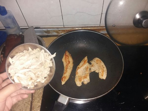 先用料酒和胡椒鹽鹽半小時在下去油煎