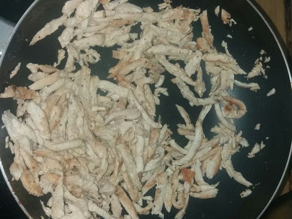 煎完後用成一絲絲的雞肉絲