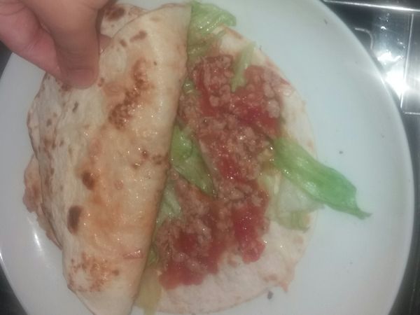 把肉末用莎莎醬（材料全攪拌一起就完成了）一起混炒
餅皮內加醬再加🧀 加上萵苣