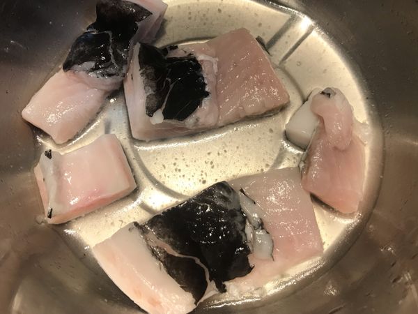 將虱目魚切塊後，倒入米酒先醃一下，米酒最好淹過魚一點點。
加點一鹽巴⋯
抓一抓給魚按摩ㄧ下。