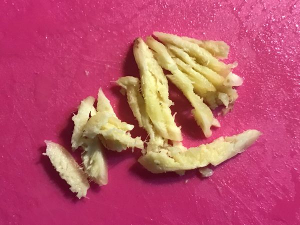 薑切片再切絲（或拍扁後切絲）