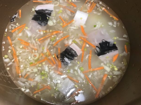 米洗兩次，（將洗米水留下來，可以洗手去魚腥味唷）
倒入電子鍋或電鍋內。
倒入7米杯的食用水。
倒入半米杯的米酒。將全部食材放入鍋內。攪拌一下⋯⋯⋯⋯電子鍋：按一般煮粥程序。悶5分鐘。
電鍋：外鍋加1半的水跳起後悶10分鐘。