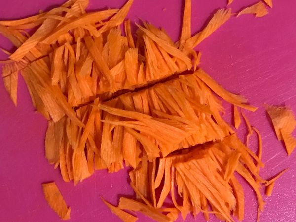 紅蘿蔔切絲。