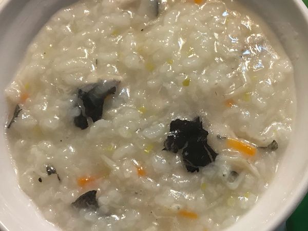 悶好掀鍋時再調味鹽巴。
再滴幾滴香油攪拌一下。
加入芹菜。加點配肉鬆也不錯唷。