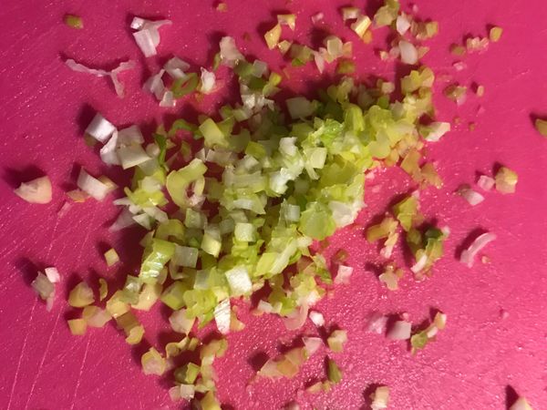 芹菜切粒。
因為我比較喜歡吃軟的芹菜，所以我一開始就入鍋煮軟。
基本上芹菜可以留到最後開鍋時調味時才加入芹菜。這樣吃起來更去腥味。