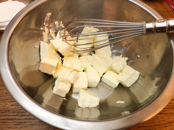 室溫軟化後的奶油乳酪攪拌至滑順柔軟狀後，加入細砂糖、優格、檸檬汁拌勻。隔水加熱拌勻並讓細砂糖完全融化。離火，加入吉利丁液拌勻，放涼備用。