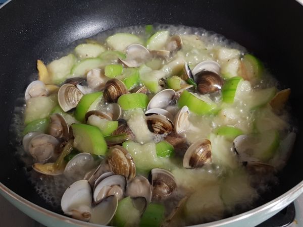 1-起油鍋爆香薑片及蔥白
2-倒入切好的菜瓜
3-少許鹽讓菜瓜快速軟化
4-倒入一點水煨煮
5-下蛤蜊跟青蔥段
6-蛤蜊開了試試味道夠不夠鹹
不夠鹹在加少許鹽
7蛤蜊全開調味ok
就可以上桌了