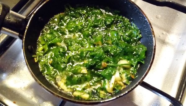 熱1/3杯橄欖油，油熱後熄火，立刻下蒜頭，及巴西利葉，攪拌幾下。動作需快以免大蒜熱過久變色。
如喜歡蒜味重一些此步驟可省。直接把所有材料用手持攪拌棒打碎即可。