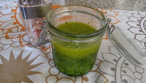 如果沒有攪拌棒或果汁機，可以將蒜頭磨成泥，巴西利用刀剁成細末，再與鹽，糖，橄欖油攪拌均勻即可。做好後放冰箱冷藏。