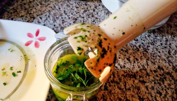 倒剩下的1/3杯橄欖油至乾淨容器，再把剛剛加熱過的蒜頭，巴西利及油倒到此容器。