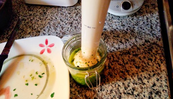 加入鹽，糖。使用手持攪拌棒將蒜頭及巴西利葉打成細碎。