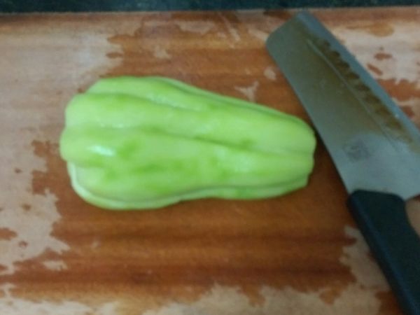 佛手瓜削皮，夾縫裡的用刀子去除