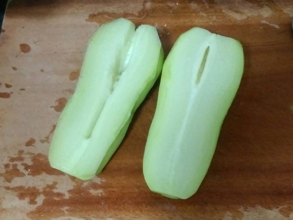 切半，去除中間的核
左邊是處理好的