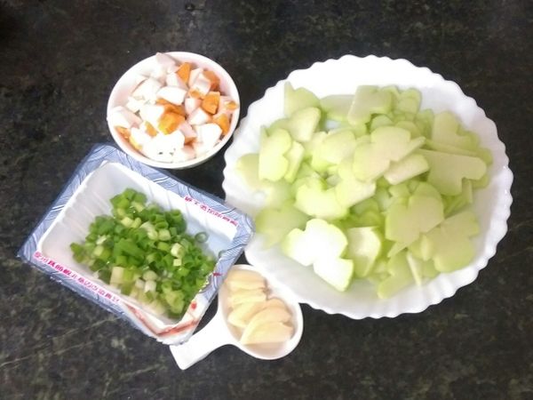 佛手瓜切薄片
大蒜，蔥花，鹹蛋切丁備用