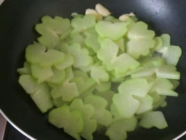 蒜頭炒出香氣後，再放入佛手瓜，然後加少量水蓋起來悶煮。