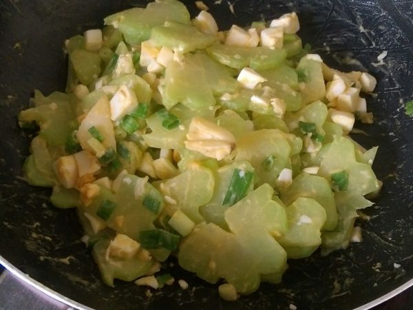 關火，加入蔥花拌勻。