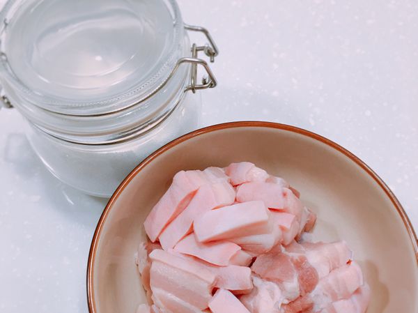 首先準備白糖和五花肉