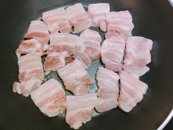 將不沾鍋熱鍋後，直接放入五花肉，並且平均分佈鍋中受熱