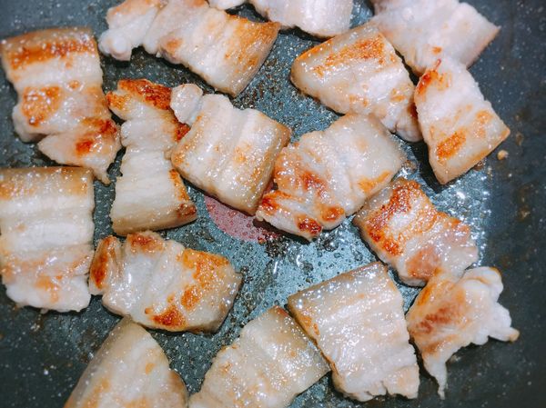 待五花肉皆出現兩面略焦化現象後，即可關火